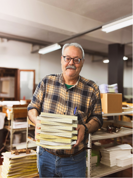 Gráfica da Casa - Senhor a segurar vários livros